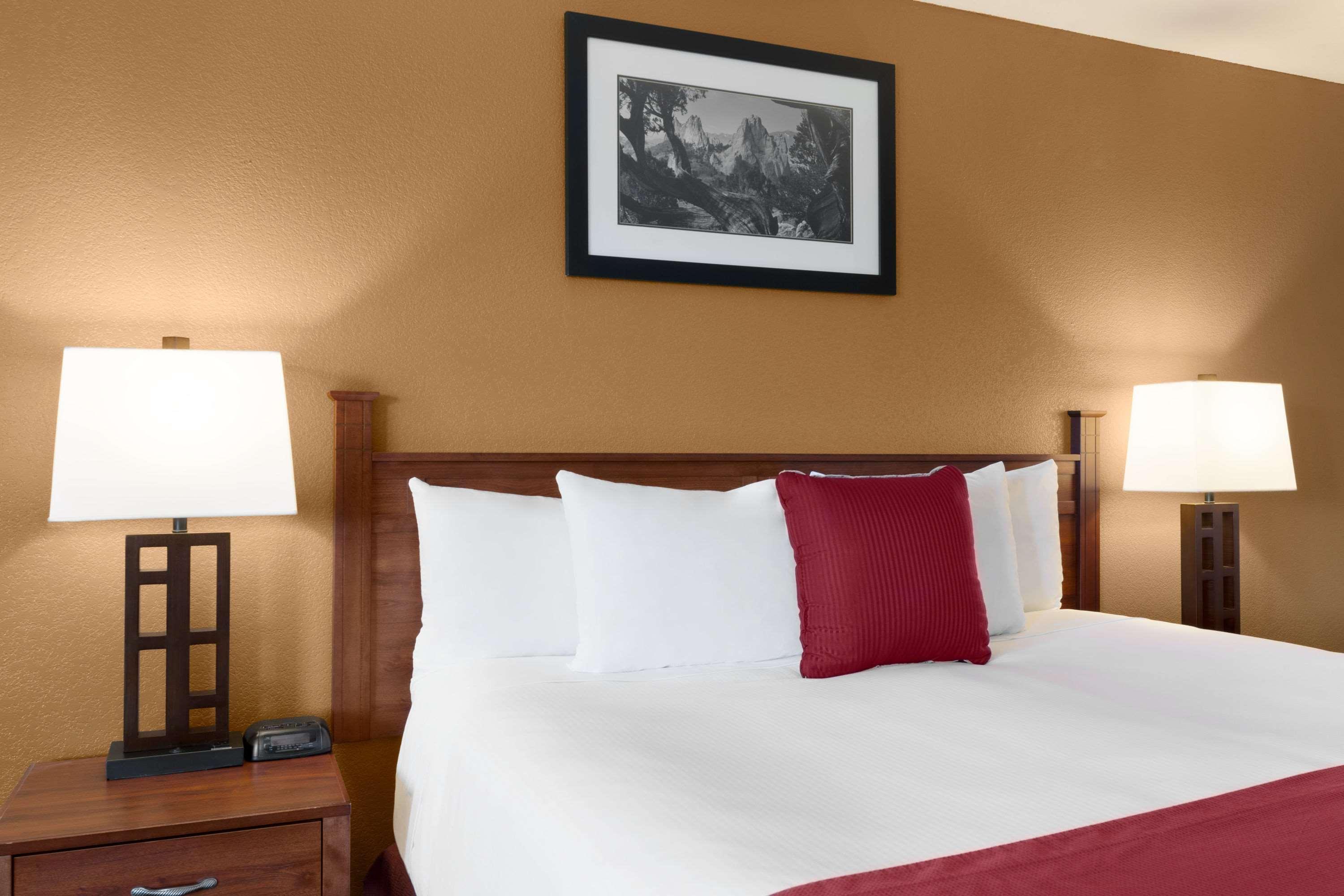 Baymont By Wyndham Cortez Esterno foto